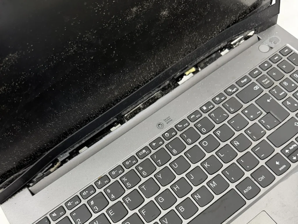 Reparación de bisagras y carcasa de notebook en MAV Informática