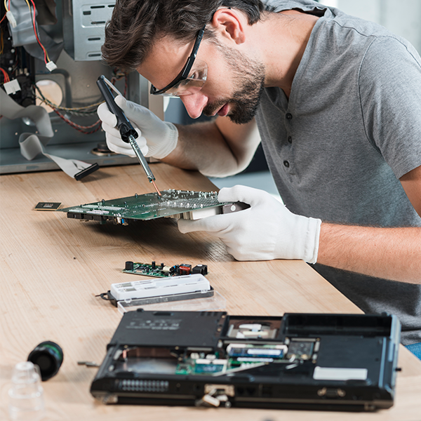 tecnico reparando notebook