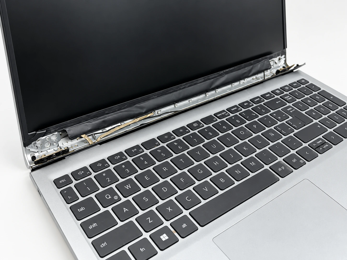 Carcasa y marco de pantalla de notebook dañados en sus puntos de fijación