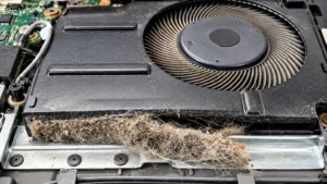 Cooler y disipador de notebook con polvo y pelusa acumulados en la salida de aire