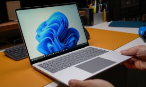 Notebook moderna con Windows 11 sobre un escritorio.